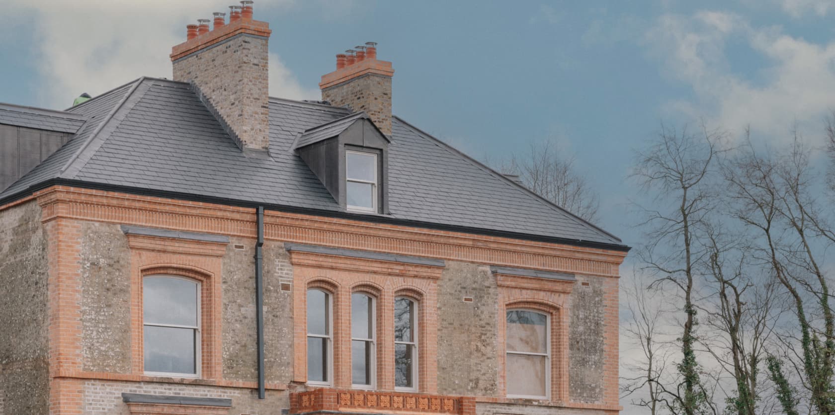 The Ómós guesthouse, a restored Victorian brick manor with landscaped gardens