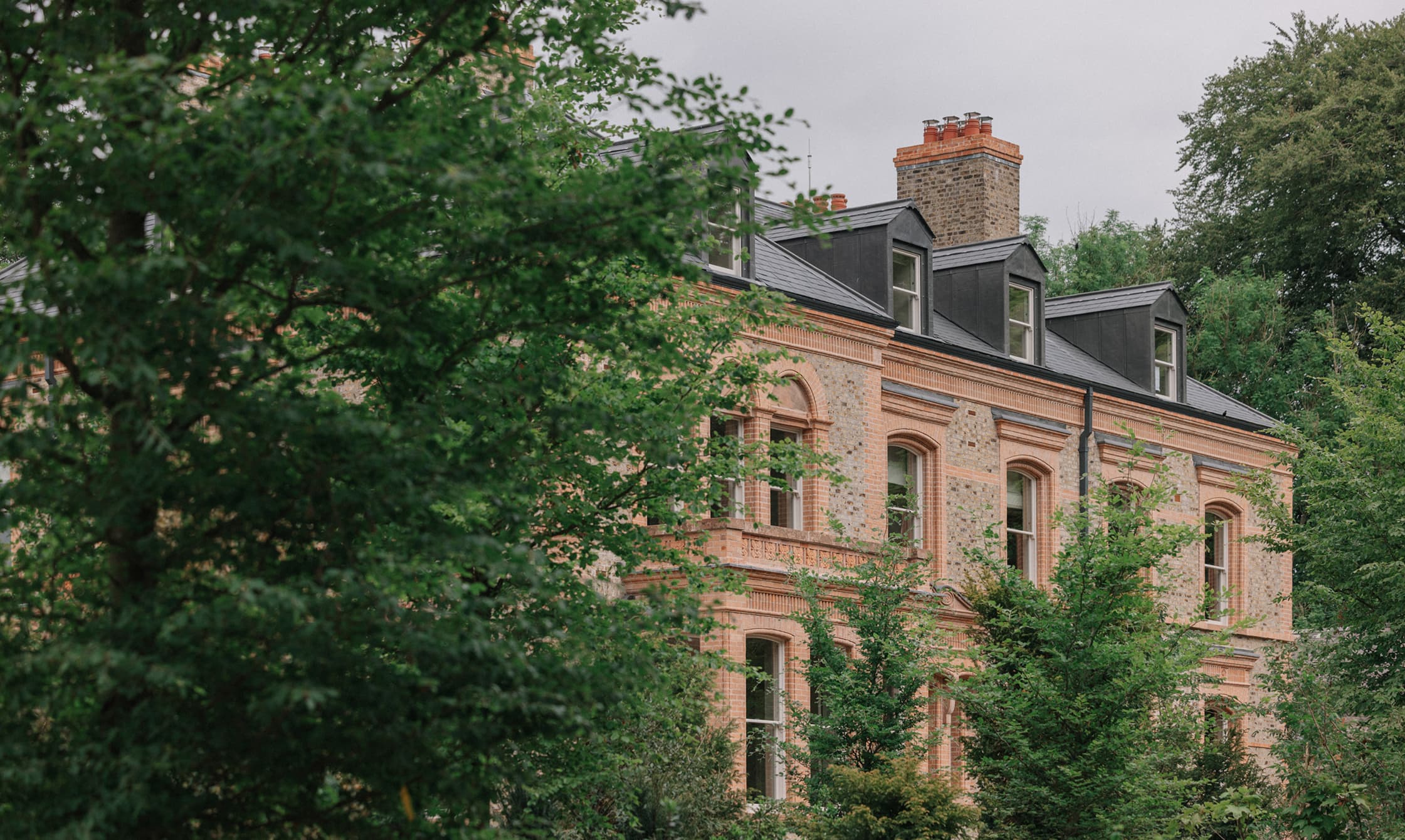 The Ómós guesthouse, a restored Victorian brick manor with landscaped gardens